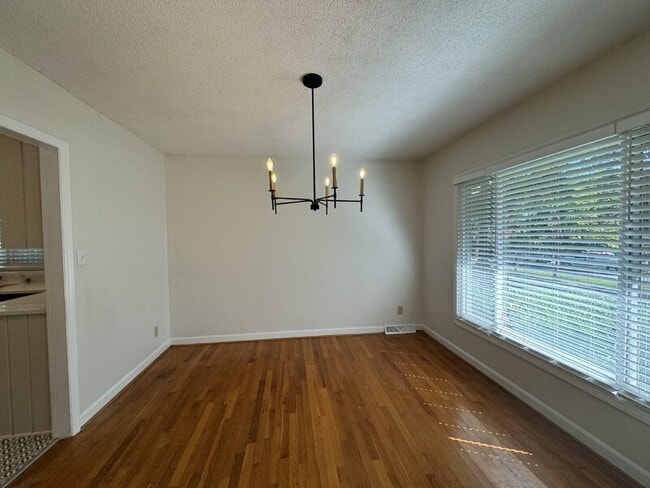Building Photo - 201 Livingston Dr