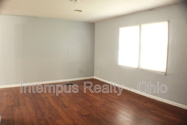 Building Photo - 967 Duxberry Ave