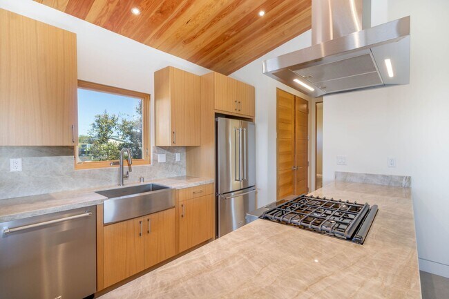 Building Photo - Ultra Luxury Guest House w/Private 200sf B...