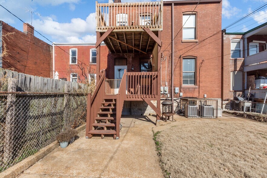 Fenced back yard/deck - 3452 Humphrey St