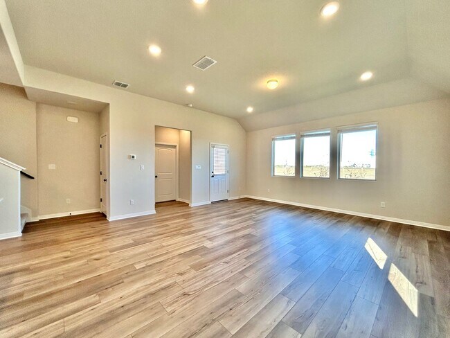 Building Photo - Spacious Modern 4/BR 3/BA Home with Stunning Features!