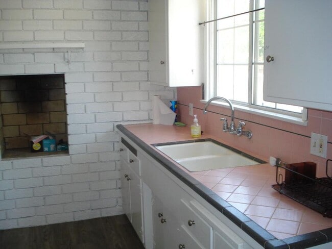 Building Photo - TORRANCE 3 BEDROOM 2 BATHROOM HOUSE FOR LEASE! AVAILABLE 4/1