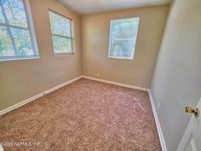 Building Photo - 916 W 25th St