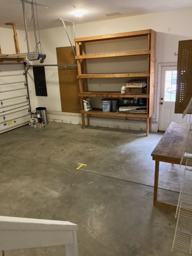 Building Photo - 117 Runaway Ln