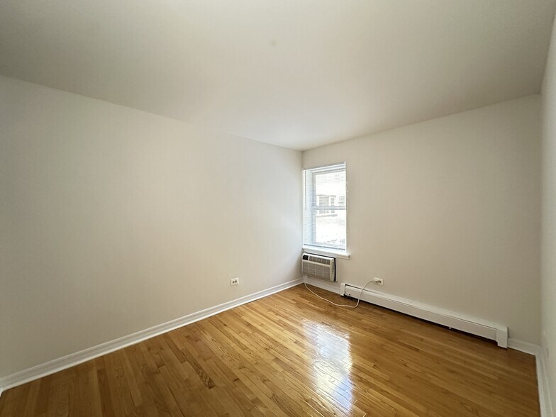 Building Photo - 6830 N Sheridan Rd