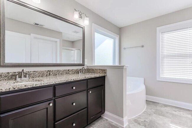 Building Photo - Like-new home located at the heart of the ...