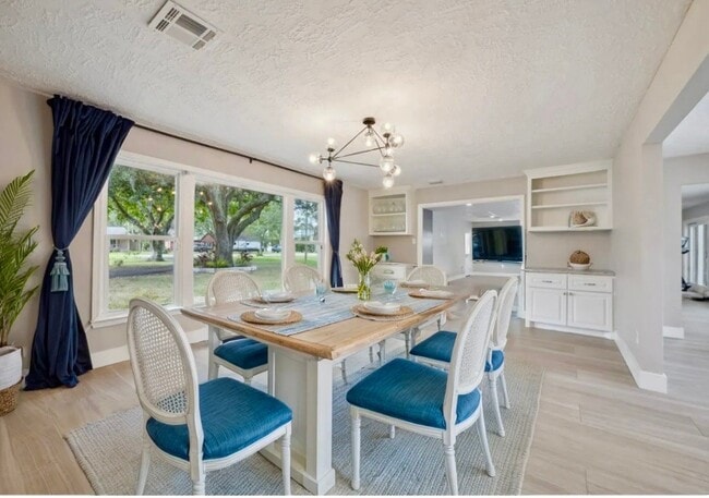 Building Photo - 205 W Bayou Dr