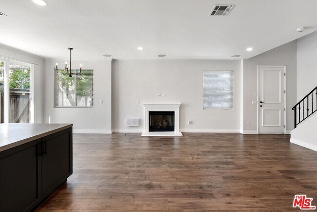 Building Photo - 7124 Farralone Ave