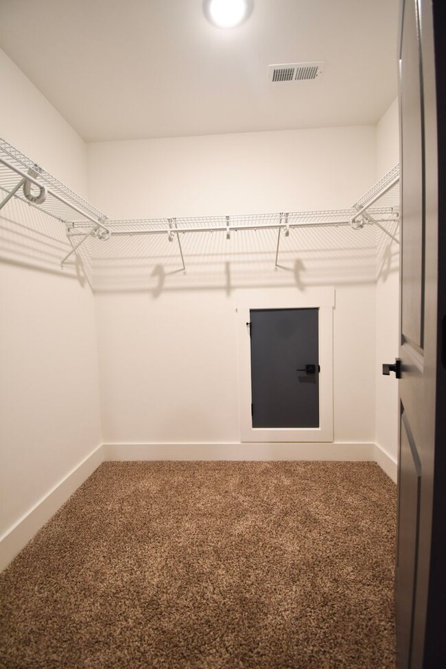 Building Photo - 4 Bedroom 3.5 Bathroom- New Build!