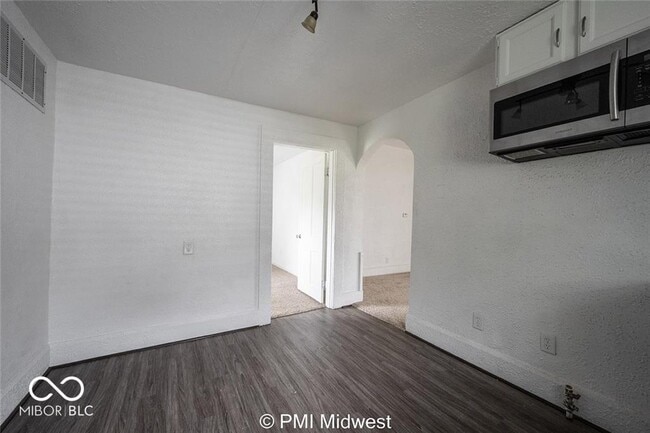 Building Photo - 1433 W 5th St