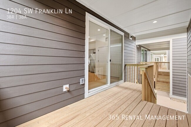 Building Photo - 1204 SW Franklin Dr