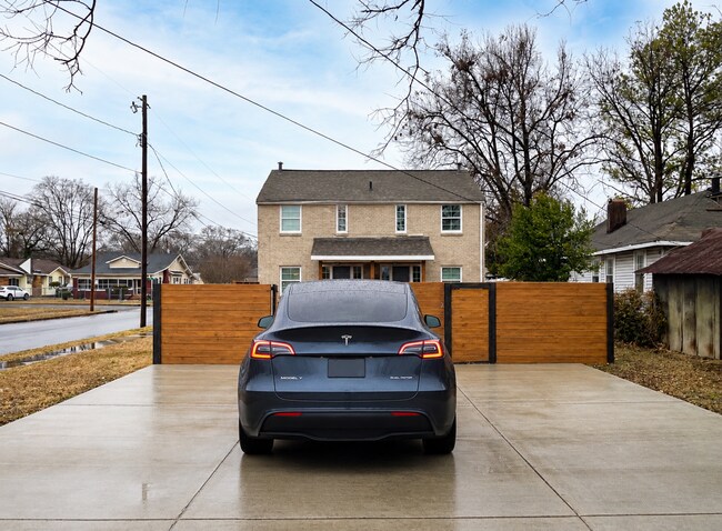 Building Photo - Nicely Renovated Duplex Home