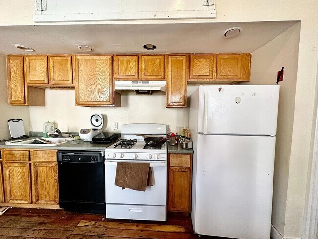 Building Photo - Single-Family House in Allston, In-Unit Laundry, Eat-in Kitchen, Big Bedrooms