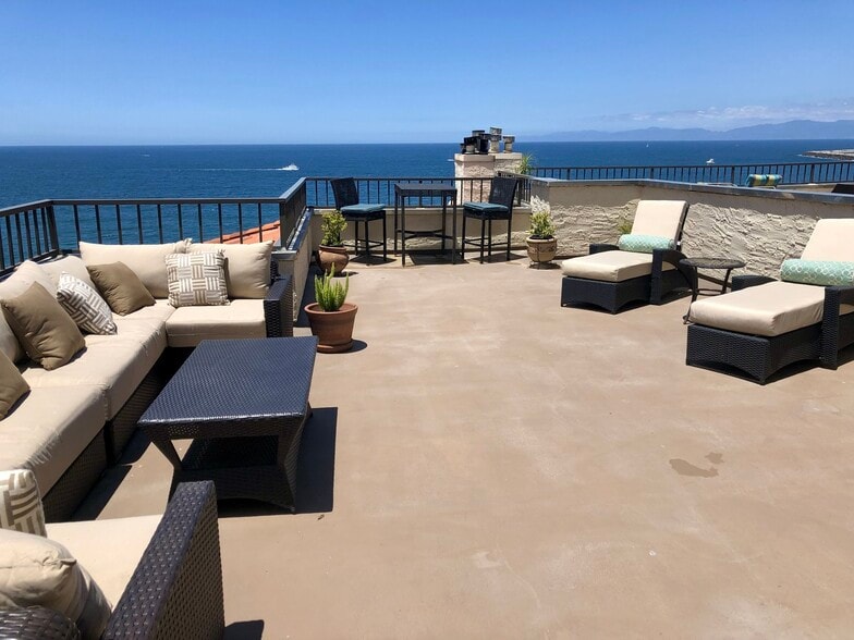 Building Photo - 555 Esplanade