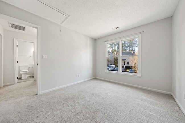 Building Photo - Beautiful Renovated Townhouse in Popular Raleigh Golf Course Community!