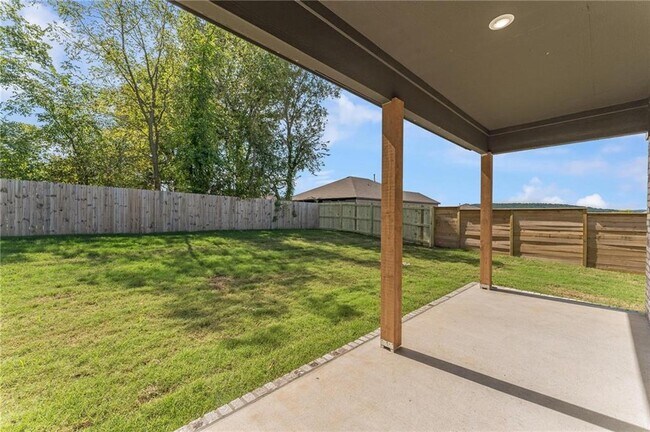 Building Photo - 981 PEBBLE Dr