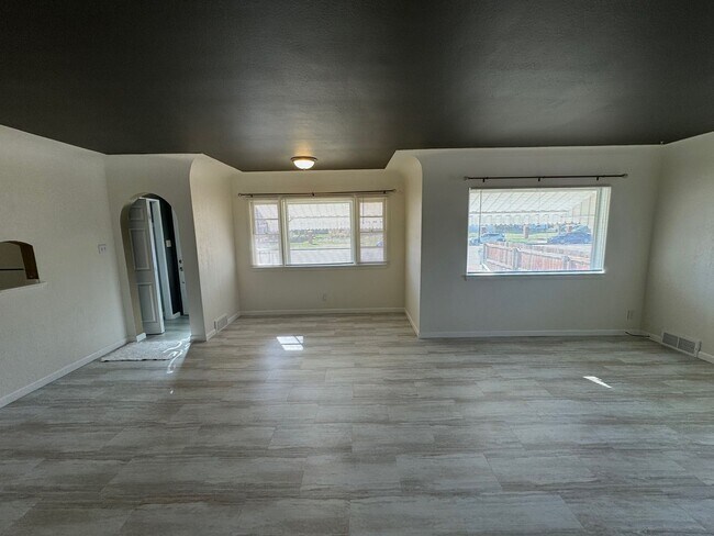 Building Photo - 2308 6th Ave