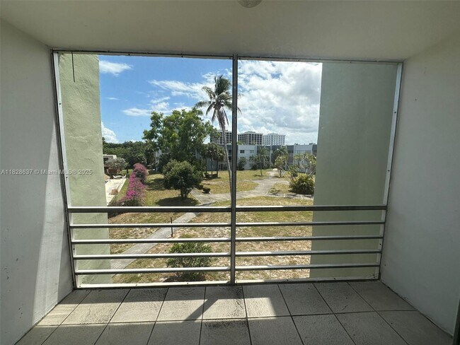 Building Photo - 1638 Embassy Dr