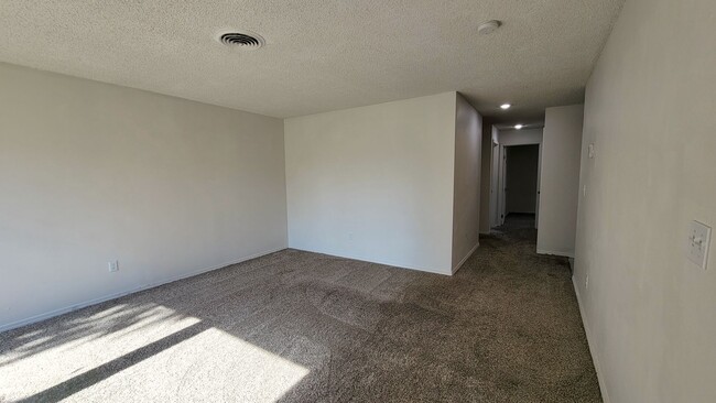 Building Photo - 3-bedroom, 2-bath Condo 'On the Green'