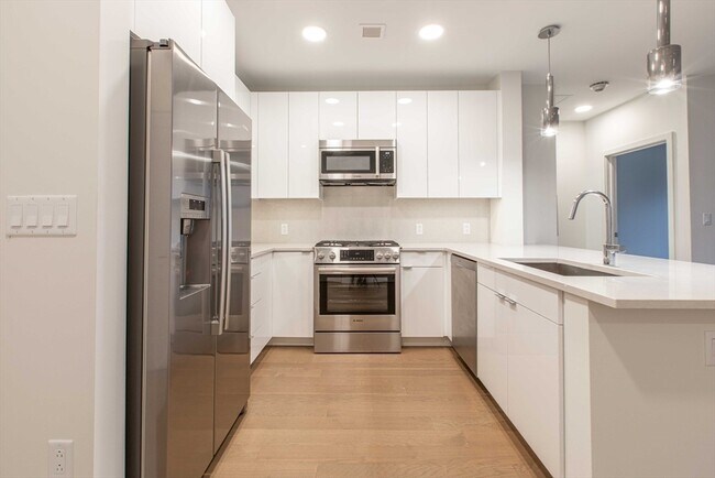 Building Photo - 45 Lewis St