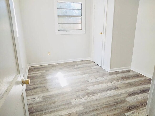 Building Photo - 402 Lamar St