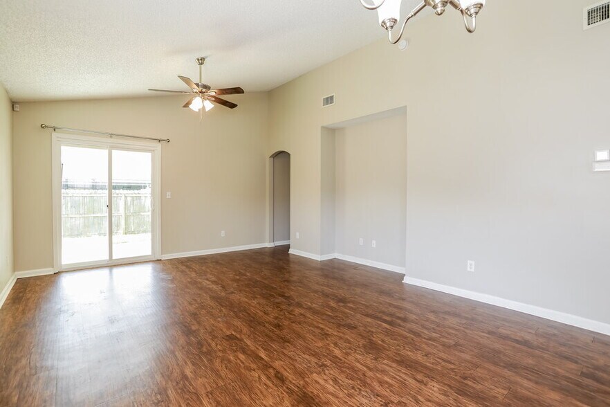 Building Photo - 3233 Chantilly Ct