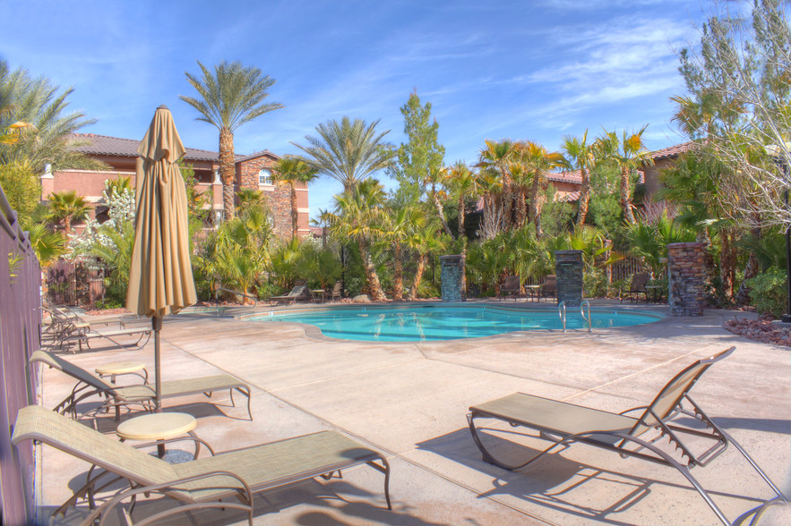 Relax by the Pool - Carefree Senior Living at the Willows (55+)