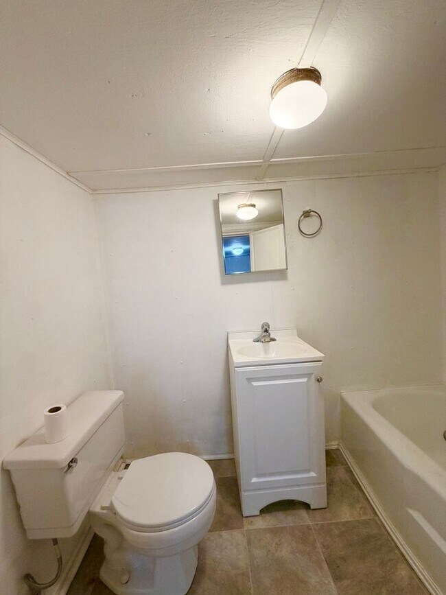 Building Photo - Adorable 2 bedroom farmhouse 10 minutes to Downtown Asheville