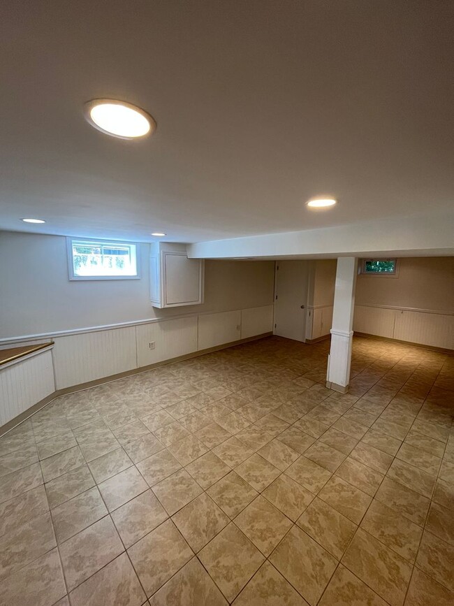 Building Photo - 3 Bedroom Single Family Home
