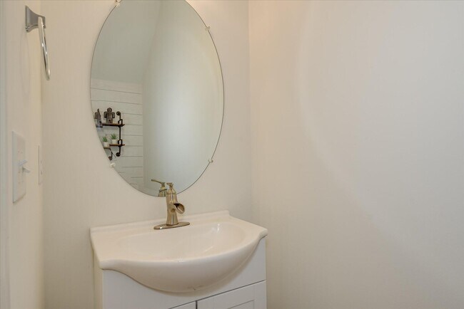 Building Photo - 476 Lory Ln
