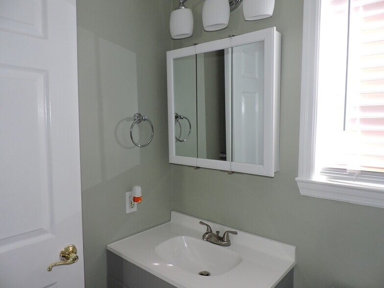 Building Photo - 5931 Pinetree Ave