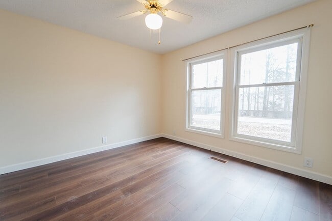 Building Photo - 3 Bed, 2 Bath with a beautiful view of the wooded back yard!!