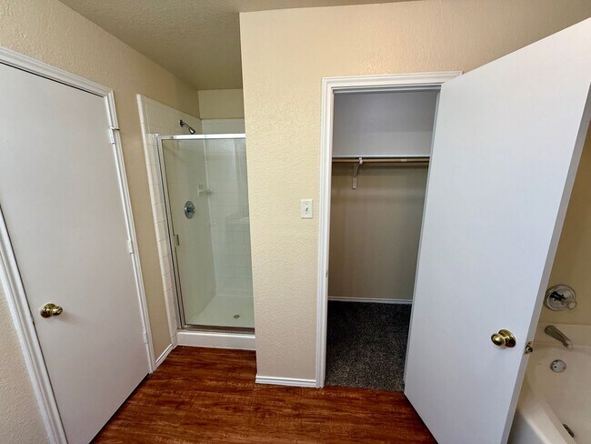 Building Photo - Beautiful 3 bedroom, 2 bathroom home in th...