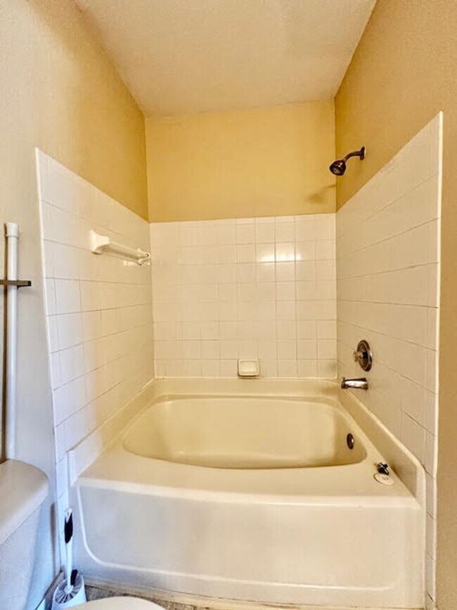 Building Photo - Awesome 3/2 Condo w/ a garage Gate Parkway...