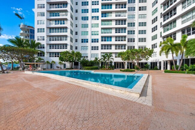 Building Photo - 9102 W Bay Harbor Dr