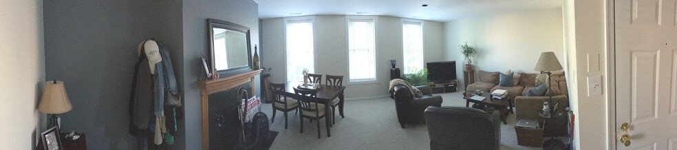 Fireplace in living room - 1331 Vermont Ave NW