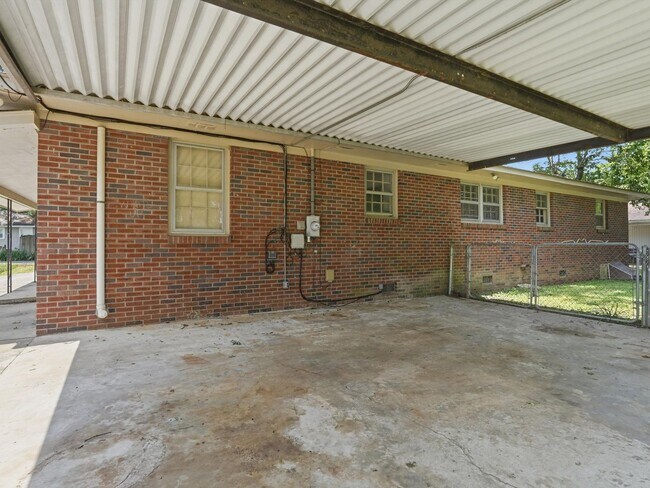 Building Photo - 704 Jackson Dr