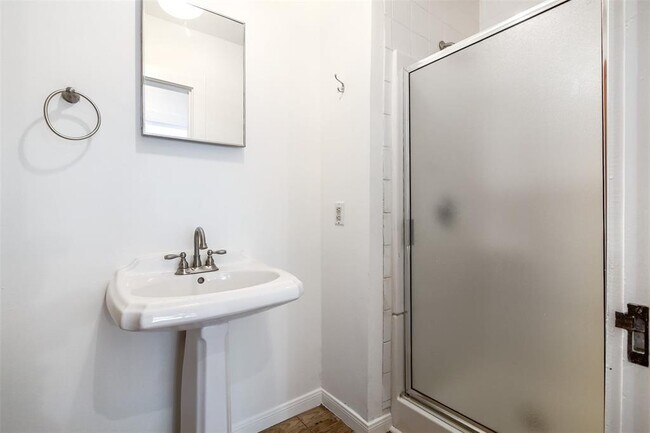 Building Photo - 917 W 4th St