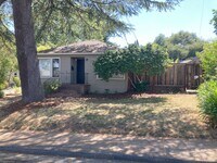 Building Photo - Beautiful Home Walking Distance To Town an...