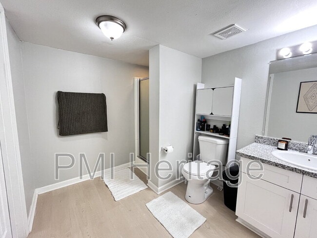 Building Photo - 1373 E Sequoyah Ct