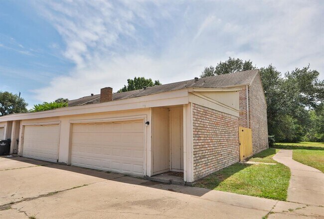 Building Photo - 1552 East Ave