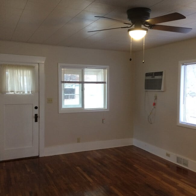 Building Photo - 415 6th St S