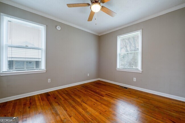 Building Photo - 8449 Fairview Dr