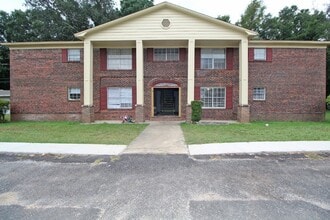 Building Photo - Freshly Updated -Ground-Floor Apartment Ne...