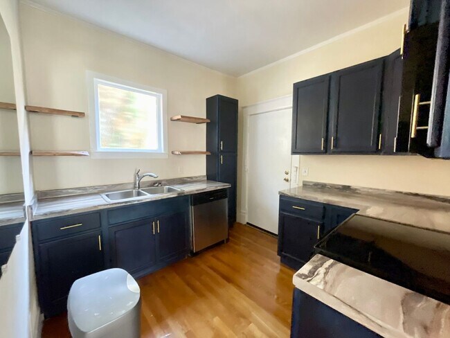 Building Photo - FIVE POINTS