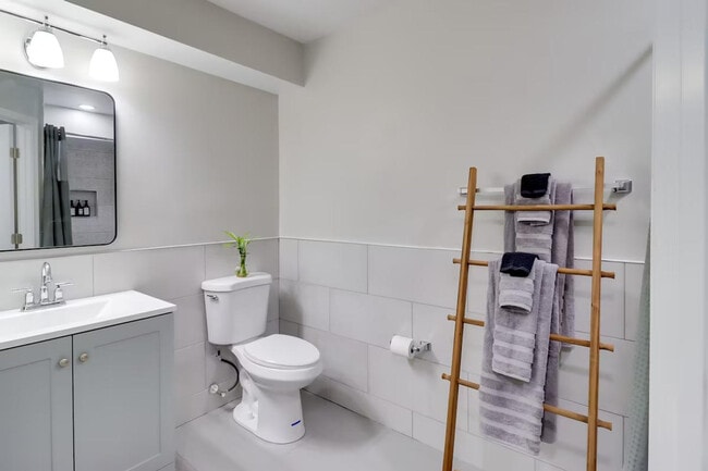 Building Photo - 6604 Oak St