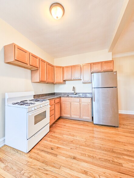 Primary Photo - 4719 W Belmont Ave