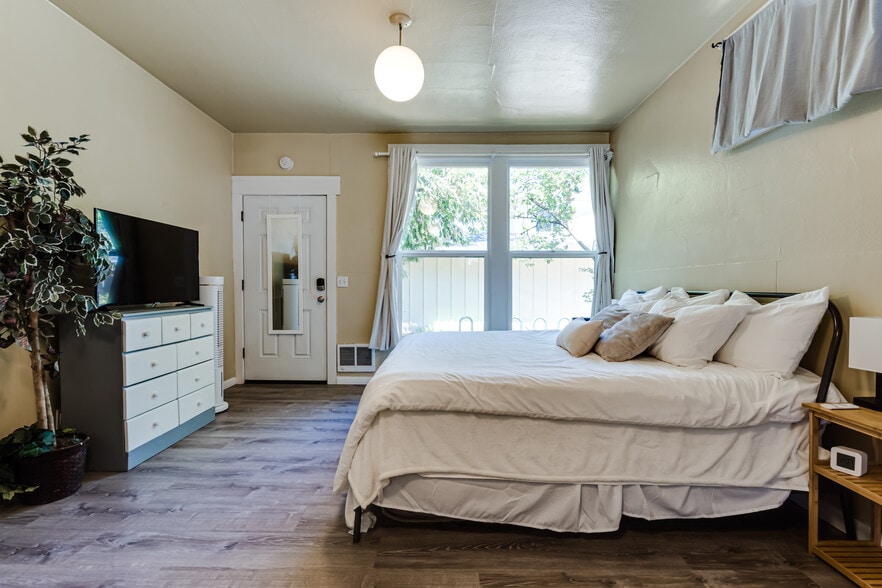 Building Photo - 729 E 18th Aly