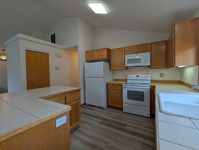 Building Photo - Beautiful 3-Bedroom, 2-Bath Home With fenced yard!