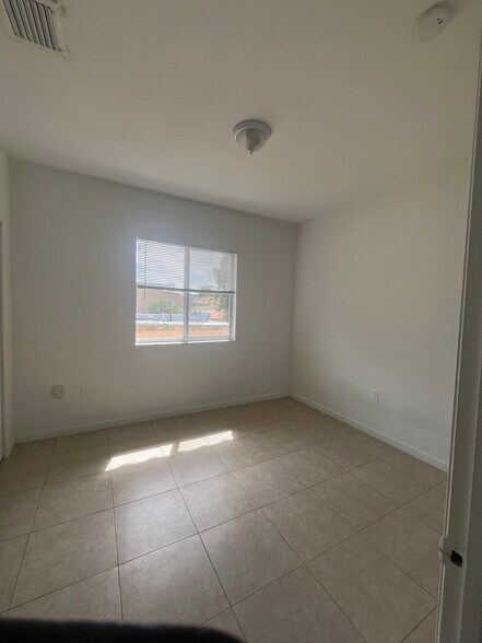 Middle room upstairs - 812 NW 22nd Pl